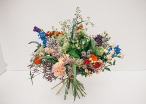 Veldboeket met zomerse kleuren