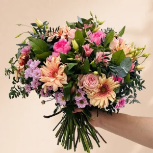 Gebonden boeket met roze tinten
