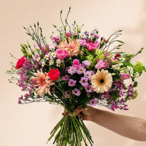 Veldboeket met roze tinten