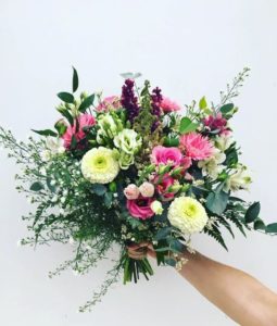 Veldboeket in zomerse pastelkleuren
