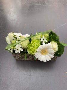 Wit bloemstuk in stenen potje allerheiligen