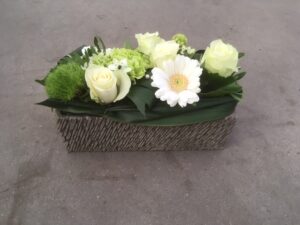 Wit bloemstuk in stenen potje