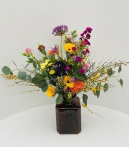 Kleurrijk wildboeket in vaas (€39,5 per boeket)
