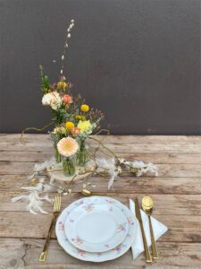 Tafelversiering pasen bloemen bloemenloods bloemstuk