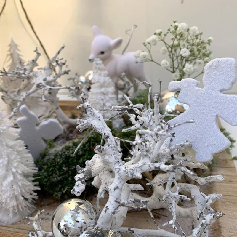 Kerst-tafereel met glazen fles, boompjes en bloemetjes detail